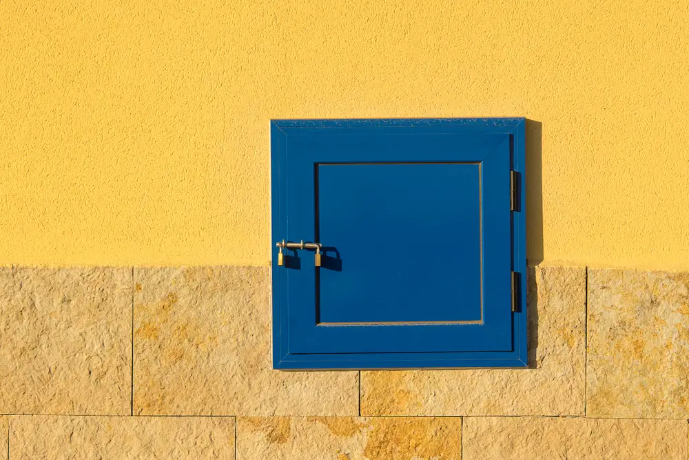 Diagram of what a lockbox company manages: rack, slots and access log